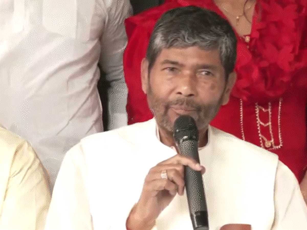 इस्तीफा देने के बाद पटना पहुंचे पशुपति पारस, बुधवार को करेंगे बैठक